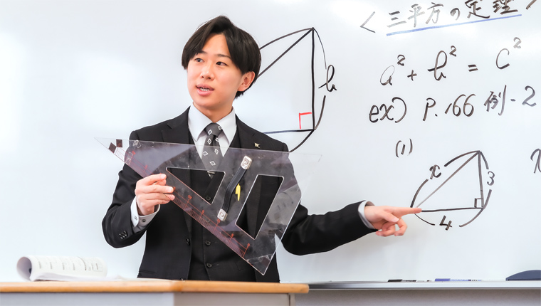 数学を教える北川さんの写真