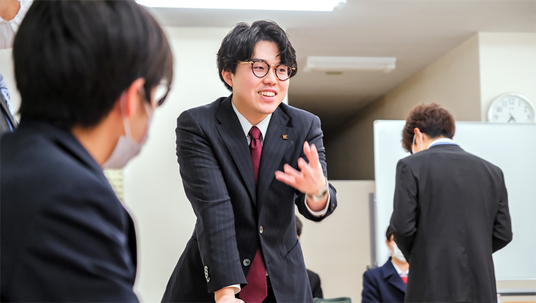 生徒と会話する山本さんの写真